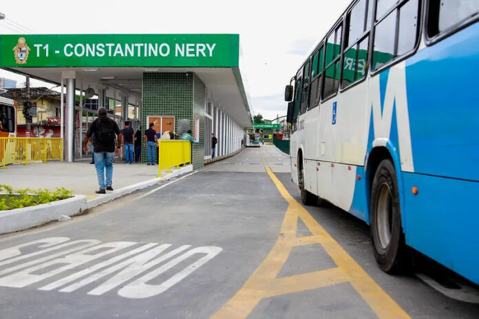 VÍDEO: Cadeiras em paradas de ônibus são alvo de bandidos em Manaus