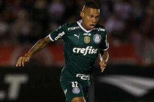 VÍDEO: Jogador do Palmeiras é constrangido nas redes após programa com transexual