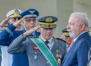 Lula promove mudanças em cargos das Forças Armadas
