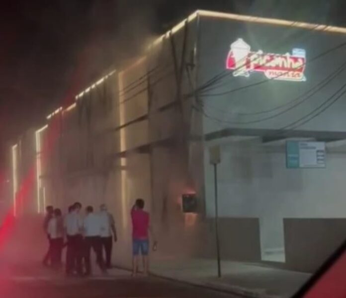 VÍDEOS: Incêndio em restaurante na av. Constantino Nery assusta fregueses