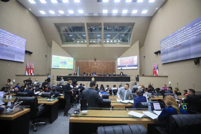 Aleam aprova PL que proíbe linguagem neutra nas escolas; projeto causa polêmica