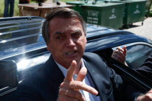 "Mandei, qual o problema?": Bolsonaro admite mensagem questionando urnas