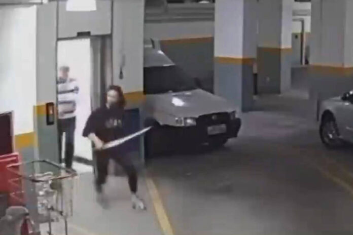 VÍDEO: Homem em BH, armado com uma espada, impede furto de bicicletas
