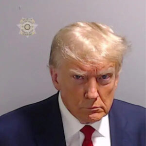 Autoridades americanas divulgam foto de Donald Trump após ser fichado