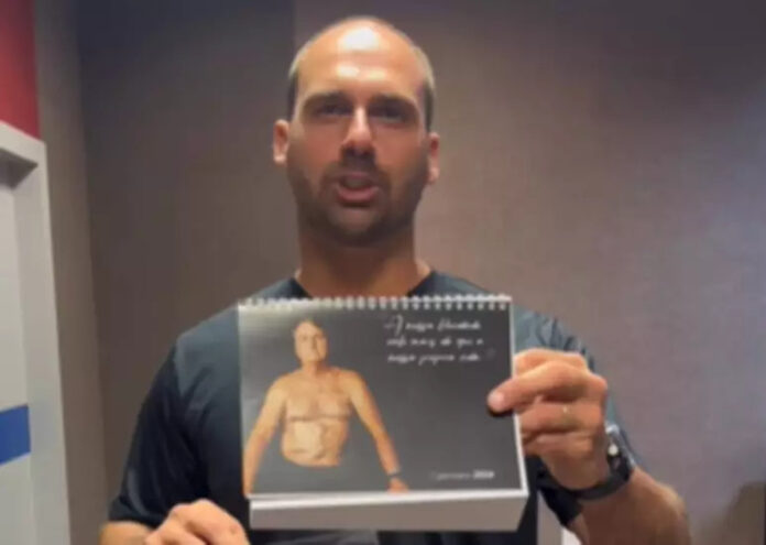 Eduardo Bolsonaro lança calendário com foto do pai sem camisa, mostrando cicatriz