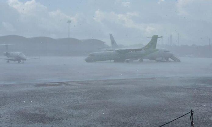 VÍDEO: Ventania e chuva arrastam avião em aeroporto de Manaus