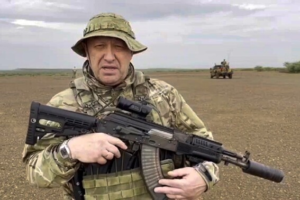 Líder de grupo mercenário que desafiou Putin morre em acidente de avião na Rússia
