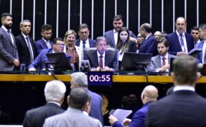 Câmara aprova arcabouço fiscal, que segue para sanção de Lula