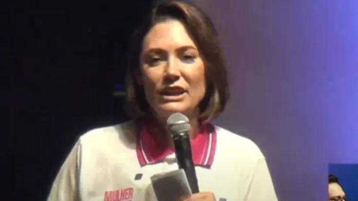 Michelle Bolsonaro ironiza investigação sobre joias e diz que vai lançar 