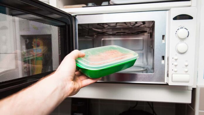 Pesquisa revela que usar potes de plástico no microondas pode intoxicar comida