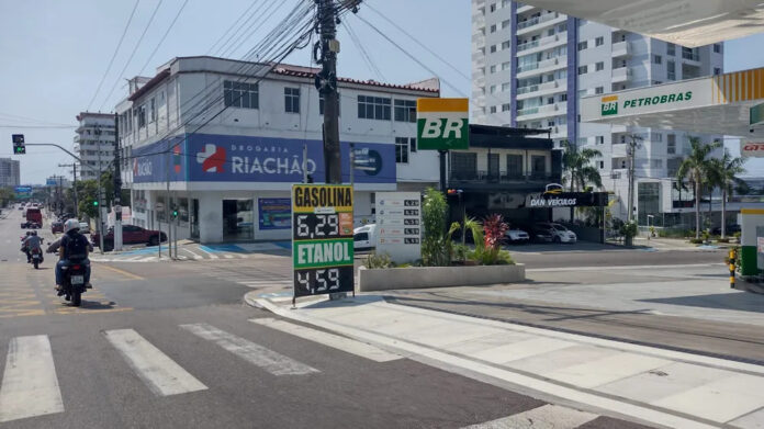 Após aumento, alguns postos de Manaus reduzem preço da gasolina