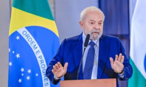 Lula se indispõe com tribunal internacional e volta atrás em fala sobre Putin