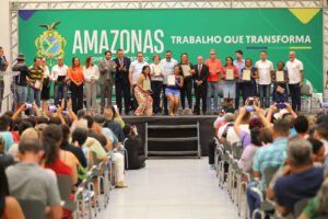 Wilson Lima reassenta moradores da Sharp e Manaus 2000 e entrega títulos de imóveis