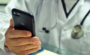 Conselho Federal de Medicina define regras para médicos nas redes sociais: Veja quais