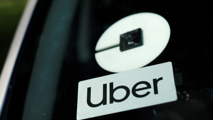 Juiz condena Uber a contratar todos os motoristas e pagar multa de R$ 1 bilhão