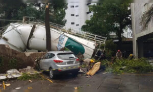 VÍDEO IMPRESSIONANTE: Caixa d'água desaba no Recife e atinge estacionamento