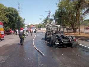 Equipe de Bombeiros controla Incêndio em caminhão em Manaus