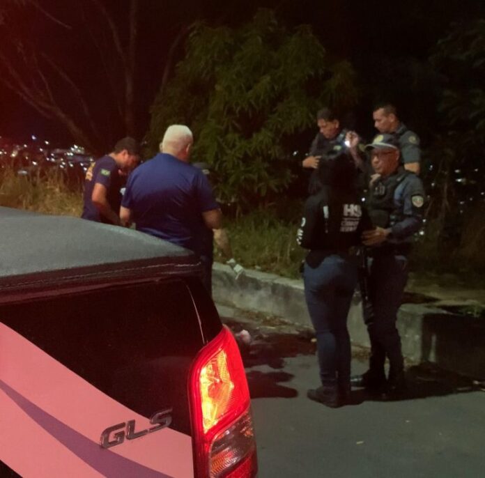 Homem é morto a facadas e corpo abandonado em rua de Manaus