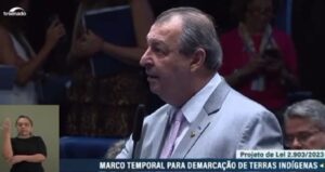 No Senado, Omar critica ministra Marina Silva por falta de ações na BR-319