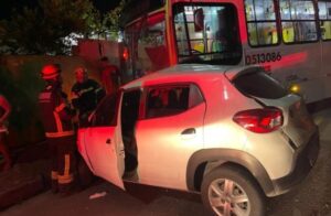 Motorista de aplicativo morre após carro ser arrastado por ônibus, em Manaus