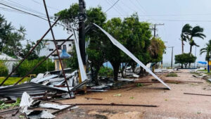 VÍDEOS: Temporal destelha casas e deixa feridos em Juruá