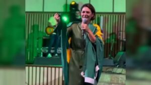 VÍDEO: Michelle Bolsonaro chora e diz "estamos sendo perseguidos" em culto