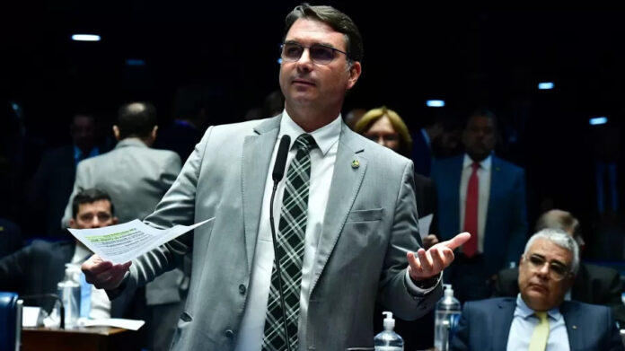 Flávio Bolsonaro defende TSE e entra com ação contra presidente do PT