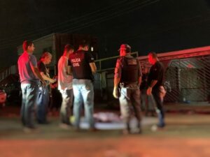 Homem é morto com 7 tiros e desovado na rua por criminosos em Manaus