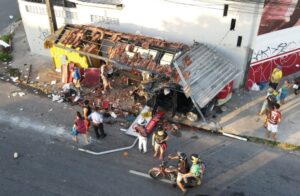 Motorista destrói ponto de ônibus ao perder controle do carro em Manaus