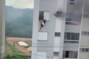 Em MG, avós se jogam de apartamento em chamas após neta atear fogo em sofá