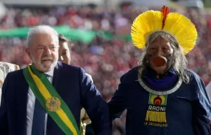 Imagem colorida mostra Lula e o Cacique Raoni no palácio do Planalto, no dia da posse do atual presidente da República