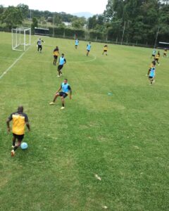 Foto colorida mostra treino do Amazonas FC em Florianópolis