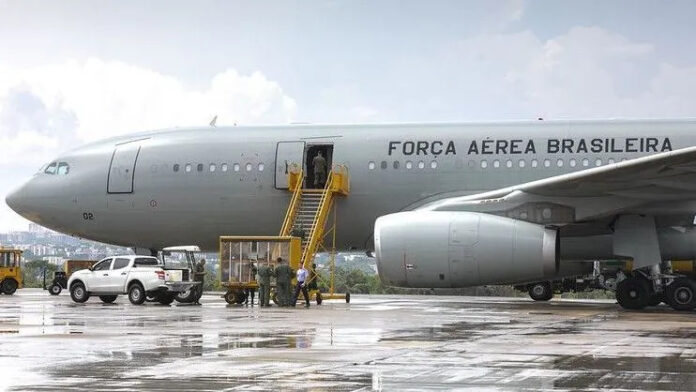 2º voo com brasileiros repatriados de Israel chega ao Rio de Janeiro