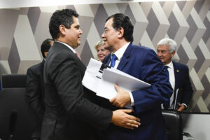 Imagem colorida mostra Davi Alcolumbre (União-AP) cumprimentando Eduardo Braga (MDB-Amazonas)