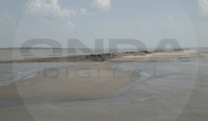 Imagem colorida mostra bancos de areia formados na região do Encontro das Águas