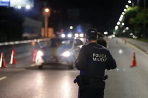 VÍDEO: Policiais que atiraram em BMW durante blitz no DF são afastados; um homem morreu