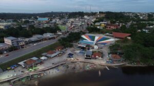 Foto o colorida mostra vista aérea de área de balneário em Rio Preto da Eva