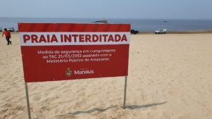 Praia da Ponta Negra é interditada para banho em Manaus