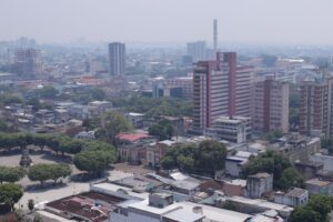 Imagem colorida mostra Manaus encoberta por fumaça