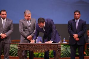 Wilson Lima assina pacto sobre compromisso em distribuir vacinas para os 62 municípios do AM