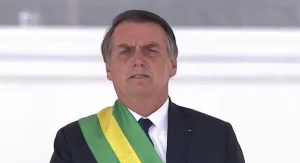 Imagem colorida mostra Jair Bolsonaro em momento cívico quando este era presidente