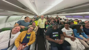 Brasileiros embarcam no 1º voo da FAB saindo de Israel