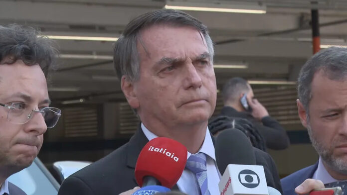 Bolsonaro depõe sobre grupo de empresários no WhatsApp e diz que mensagens vieram 