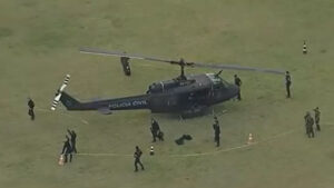 RJ: Polícia faz megaoperação contra Comando Vermelho; 2 helicópteros são atingidos