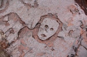 Descida do Rio Negro faz aparecer gravuras rupestres em forma de rostos humanos