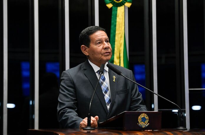 Imagem colorida mostra Hamilton Mourão em um palanque no Senado Federal