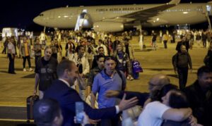 Primeiro avião trazendo brasileiros de Israel pousa em Brasília
