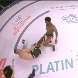 VÍDEO: Lutador brasileiro tenta imobilizar adversário e acaba "finalizando" a si mesmo