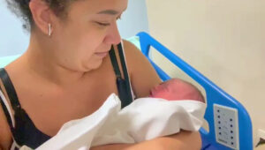 VÍDEO: Bebê é encontrado após ser roubado de maternidade; veja reação do pai após ouvir notícia
