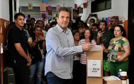 Imagem colorida mostra Candidato a presidente Sergio Massa vota no segundo turno das eleições argentinas Foto: Reuters/Ministério da Economia da Argentina